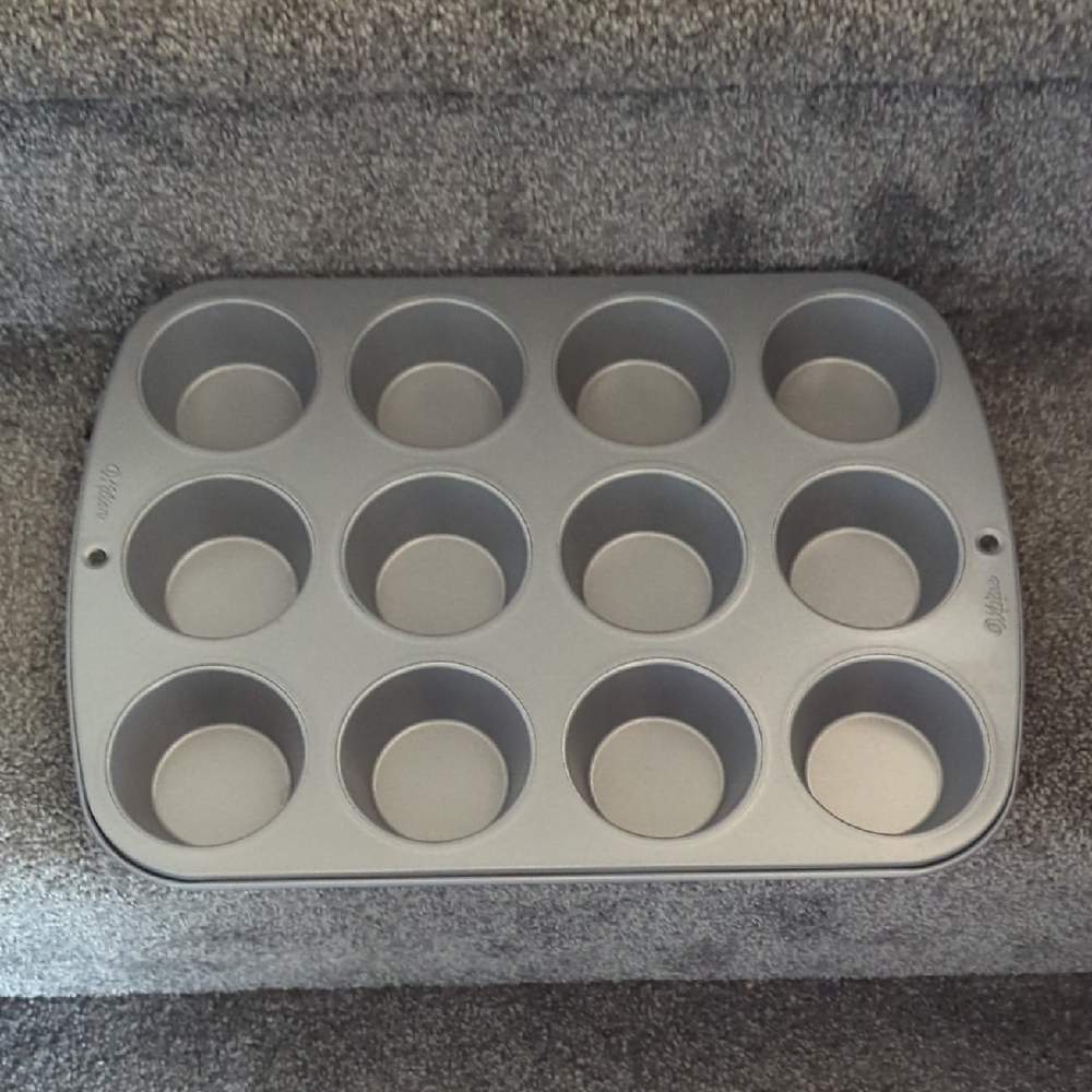 Wilton Gray Non-Stick 12-Cup Muffin Pan